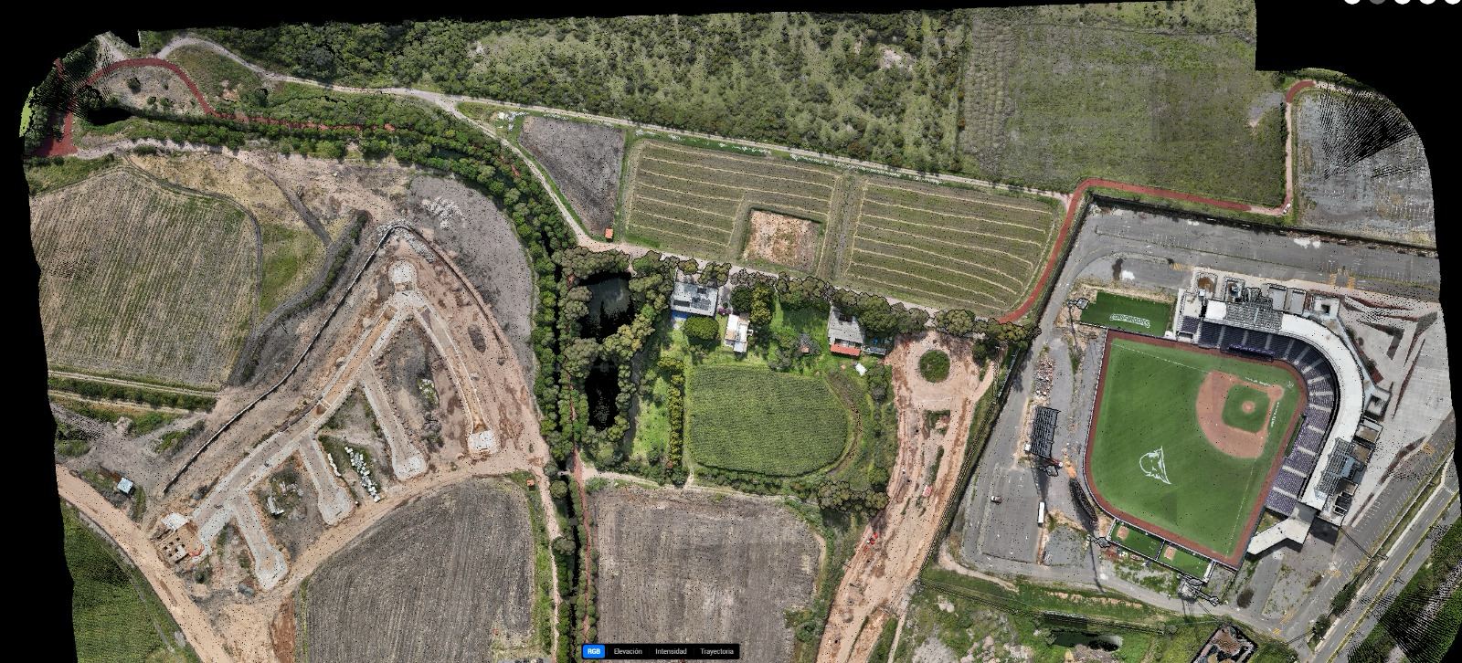 Ortomosaico de dron del terreno y su entorno: parcelas, arbolado, la finca y el estadio al oriente
