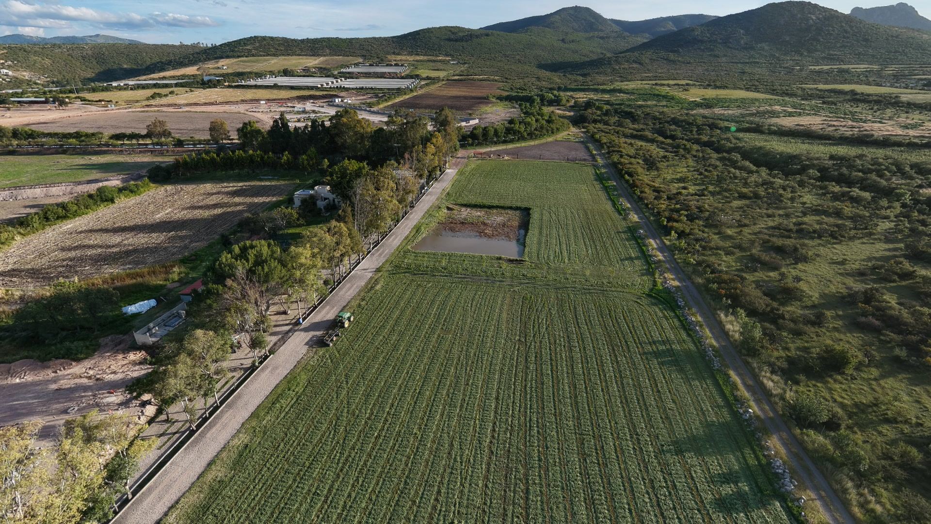 Foto de dron del predio real, mirando al sur hacia la sierra de Huimilpan, con el esquema dibujado encima