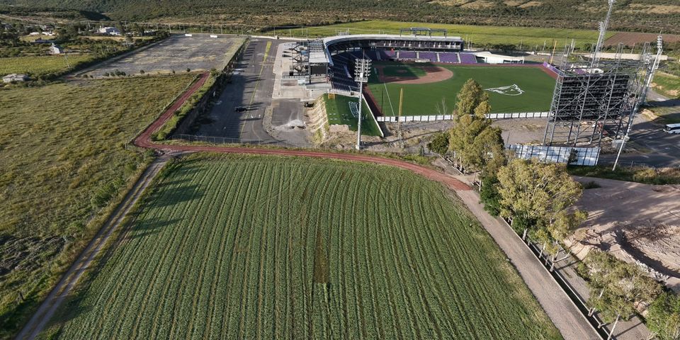 Vista aérea desde el extremo sur del terreno hacia la sierra